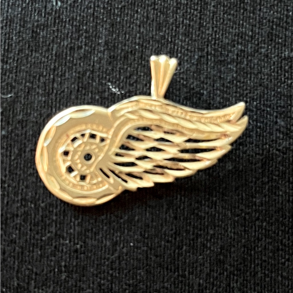 Detroit Red Wings Large Official NHL 14K Gold Pendant RARE. Stamped 1986